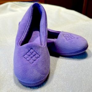 Dearjoams slippers  never worn